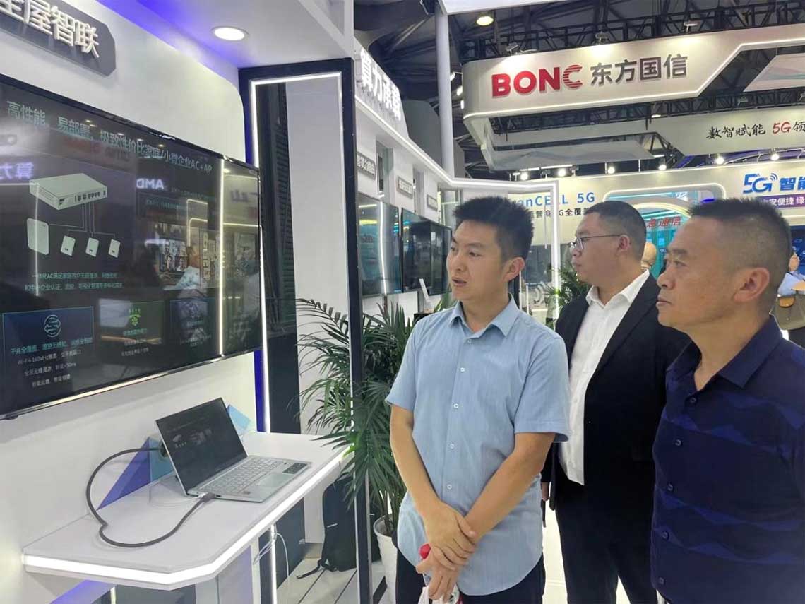 参观全屋智联展区，陈光平进行介绍